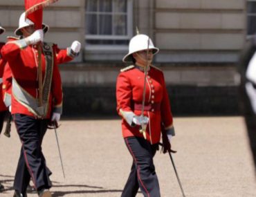 prima-femeie-care-comanda-garda-reginei-de-la-buckingham-palace-este-din-canada-34035