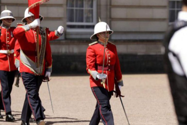 prima-femeie-care-comanda-garda-reginei-de-la-buckingham-palace-este-din-canada-34035
