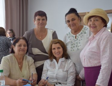 un-grup-de-femei-din-satul-donici-care-vor-lucra-cu-femeile-in-varsta-in-satul-lor